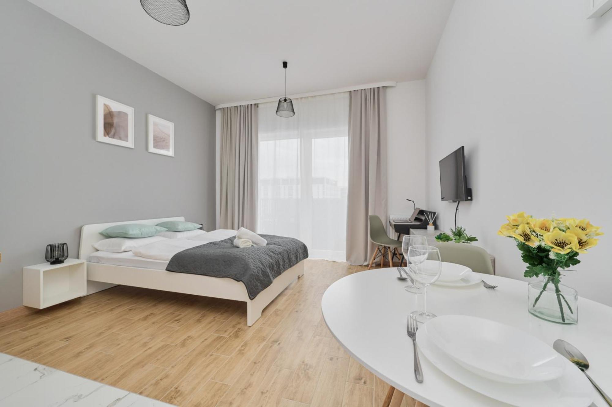 Modern Slonimskiego With Balcony By Renters * Wrocław